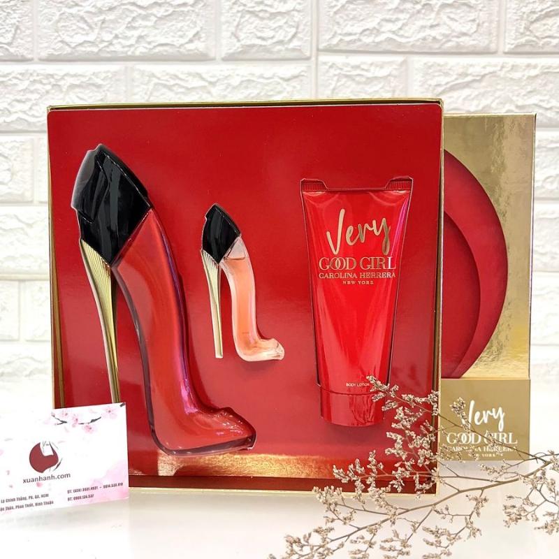 Chai nước hoa Very Good Girl màu đỏ rực rỡ.